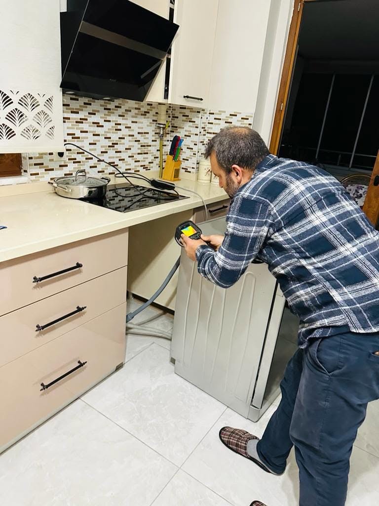 Duş Giderinde Su Birikmesi ekipmanlı çalışma